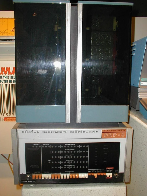 Minicomputer (PDP-8)